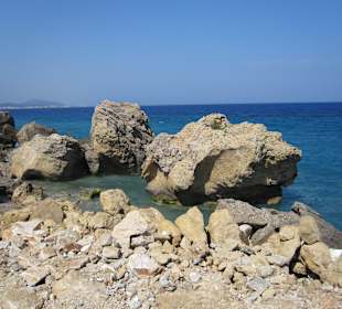 Spaziergang am Felsenstrand in Rhodos!