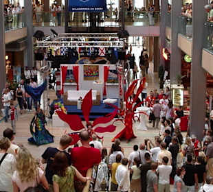 Blick auf eine Bühne in der Europa Passage