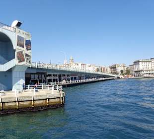Durch die Galatabrücke Richtung goldenes Horn