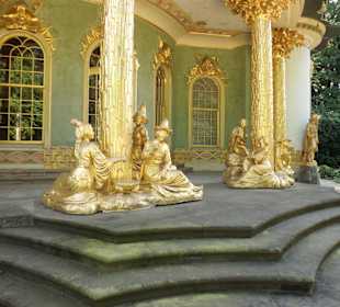 Vergoldete Statuen