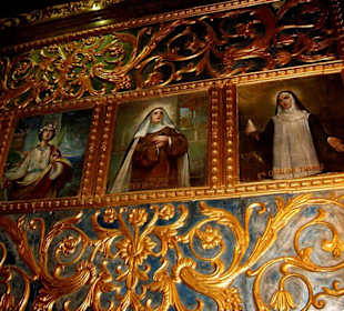 Schnitzereien im Kirchenschiff