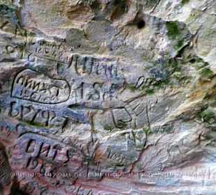 Ein Meer von Fels-Eingravierungen von Besuchern