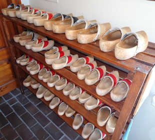 Holzschuhe für die Besucher der Schule