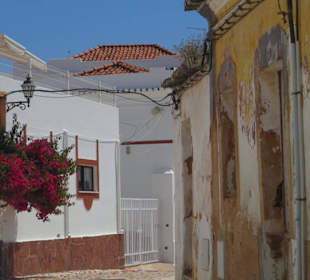 Alt & Neu mit Blumen geschmückt