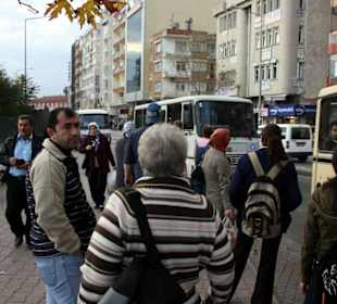 Christl an der Bus Haltestelle