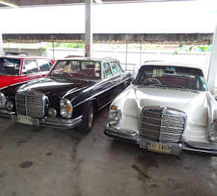 In der Haupthalle des Jesada Fahrzeug Museums