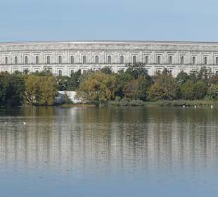 Blick über den Dutzendteich zur Kongresshalle