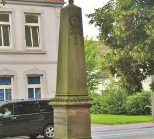 Denkmal vor der Kirche 