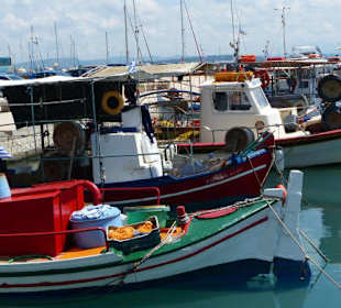 Die schönen bunten Holzboote im Hafen