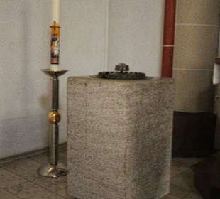 Taufstein mit Kerze