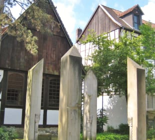 Stätte mit Kopien der früheren Portalsäulen