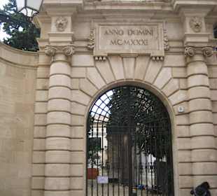 Palau Episcopal: Tor...