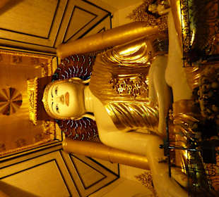 Großer sitzender Buddha