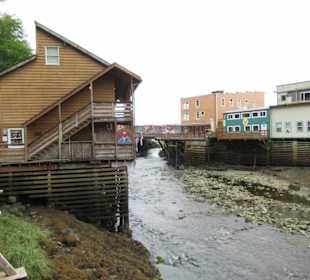 Unterwegs auf Holzstegen in der Creek Street