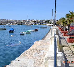 Uferpromenade  gegenüber vom Hotel