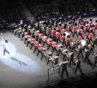 Das Blasmusikkorps marschiert ein