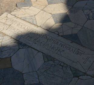 Griechischer Schriftzug in Mamor