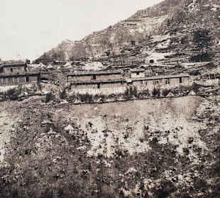 Alte Kriegsbilder an der Mauer aufgehängt
