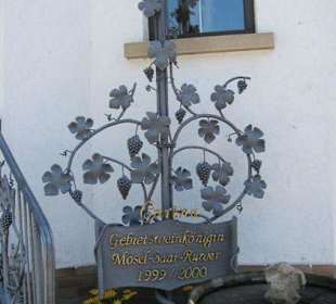 Schild eines ortsansässigen Weingutes - 2