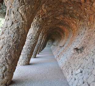 Gang mit geneigten Säulen