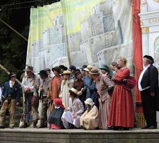 Darsteller und Komparsen