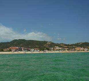 Blick vom Meer auf Sarti