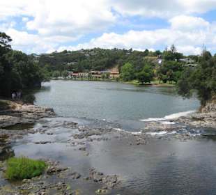Blick auf die Wasserfälle und den Waitangi River