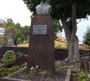 Büste im Garten des Seniorenheims