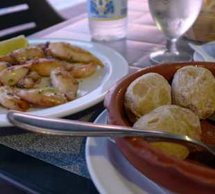 Papas arrugadas und Calamares