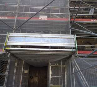 Schottenportal hinter Baugerüst