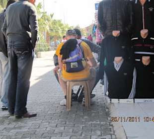 Vor Shop mit Einheimischen Tavela / Backgammen ges