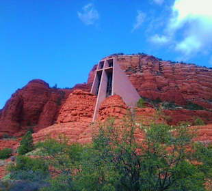 Rote Felsen mit Kirche