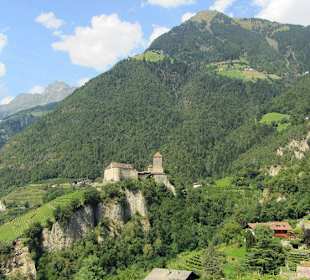10 Min. Wanderweg vom Dorf zum Schloss Tirol 