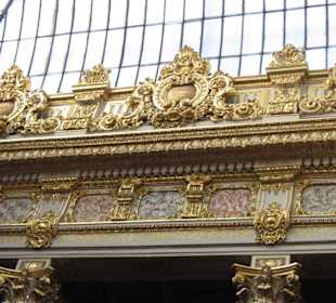 Blattgoldverzierte Säulen