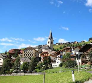 Dorfansicht mit Kirchturm