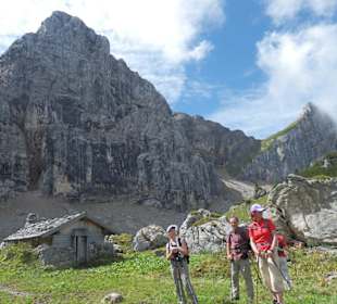 Die einsame Ampmoosalm vor der Seekarlspitze