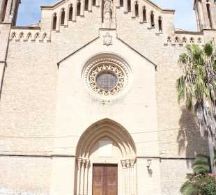 Kirchenportal mit Rosettenfenster