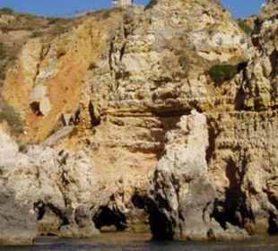 Felsenküste mit Leuchtturm westlich vor Lagos