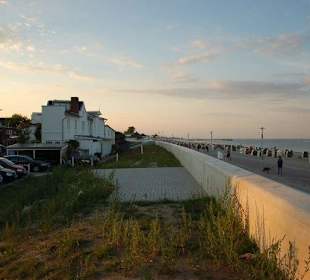 Links im Bild die Strandperle rechts die Promenade