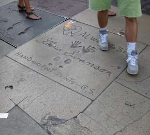 Handabdrücke und Unterschrift in Beton