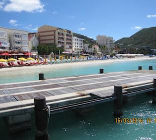 Sehr sauberer Hafenstrand