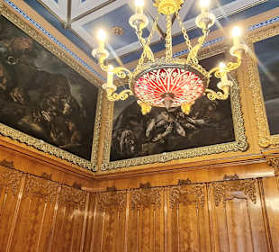 Kronleuchter und Decke