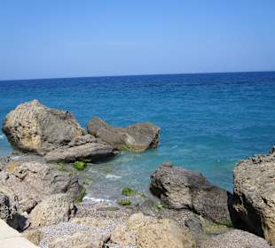 Spaziergang am Felsenstrand in Rhodos!