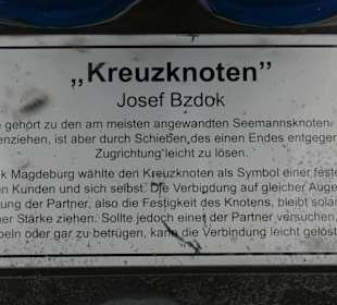 Kreuzknoten vor der Volksbank Magdeburg eG