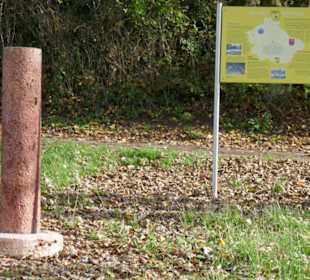 Dieser rote Stein ist die Mitte vom Weinland Bottw