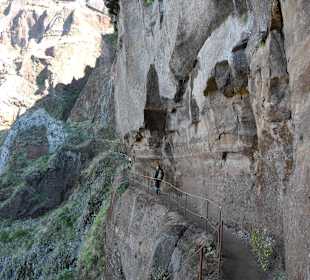In den Felsen geschlagener Wanderweg