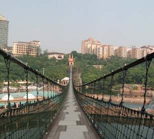 Hängebrücke über dem Freizeitpark