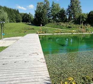 Dusche und Rundweg am See