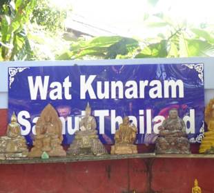 Kleinere stark verwitterte Skulpturen