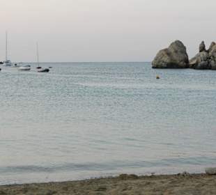 Strand von Puerto San Miguel am Abend